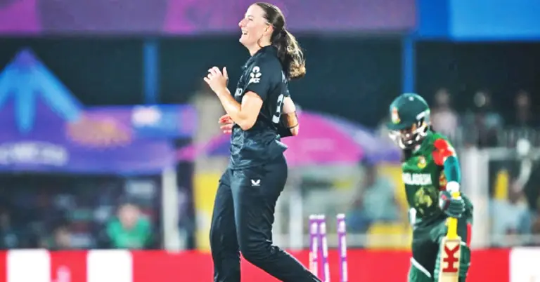 রোজমেরি মেয়ারের বলে বোল্ড হন শারমিন আক্তার